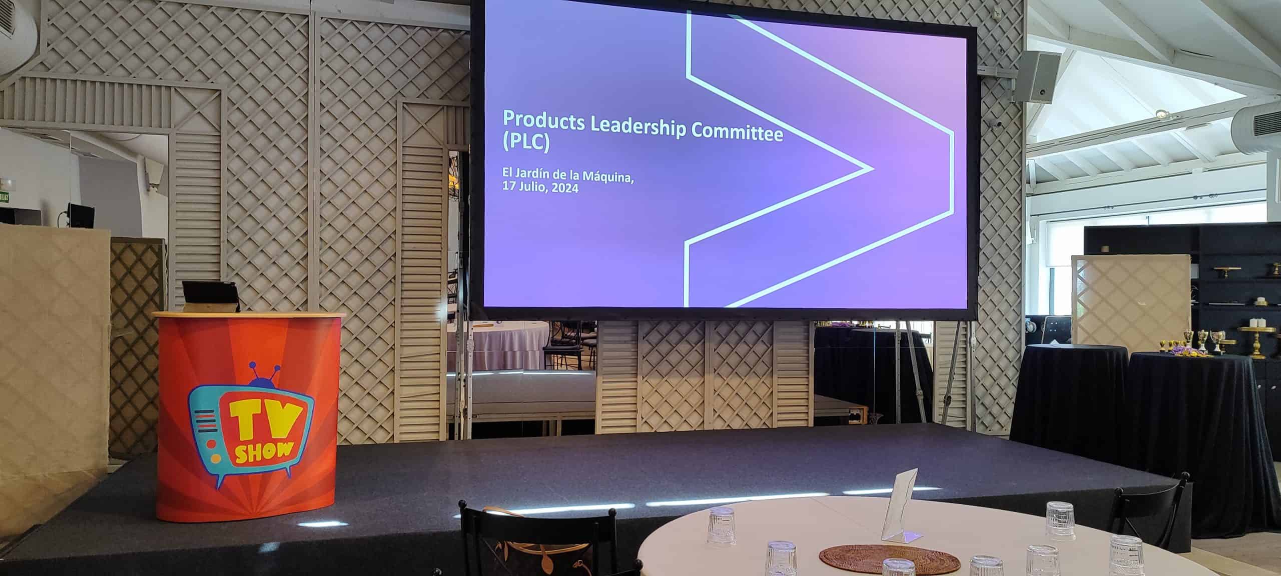 Equipo de ventas participando en competición gamificada para aumentar resultados comerciales