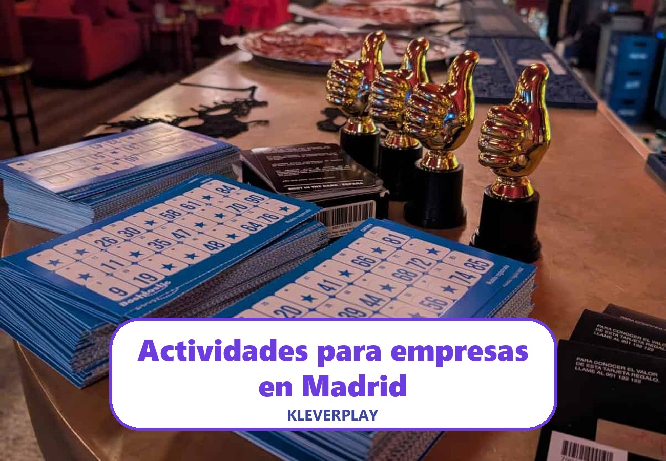Actividades para empresas en Madrid: cartones de bingo y trofeos preparados sobre una mesa en un evento de empresa