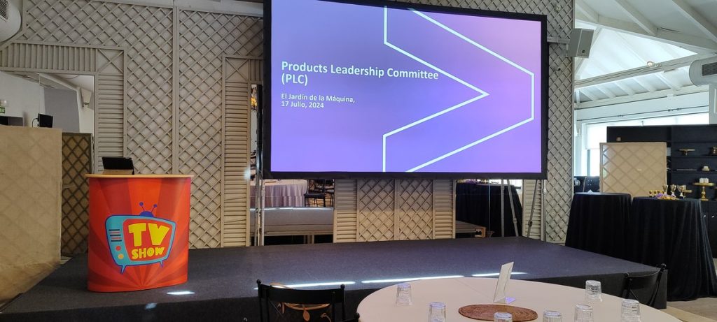 Gamificación para eventos: escenario de una convención con la pantalla y el atril del Concurso de TV preparados antes de empezar