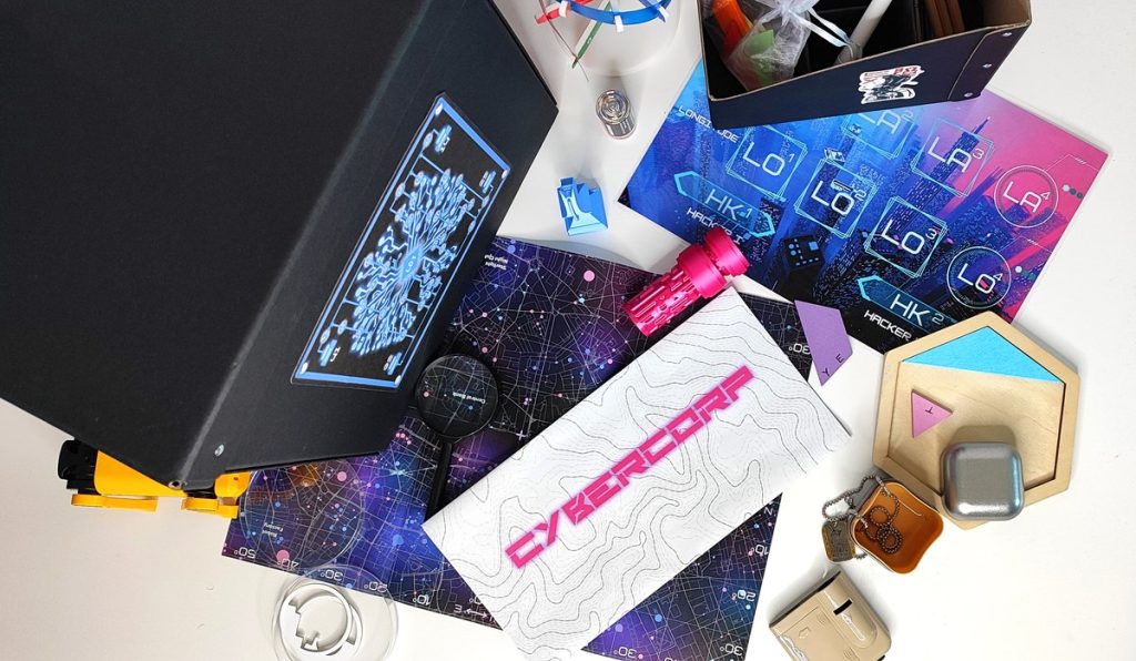 Dinámicas de trabajo en equipo con una caja por mesa: materiales, mapas y objetos del escape room Cybercorp