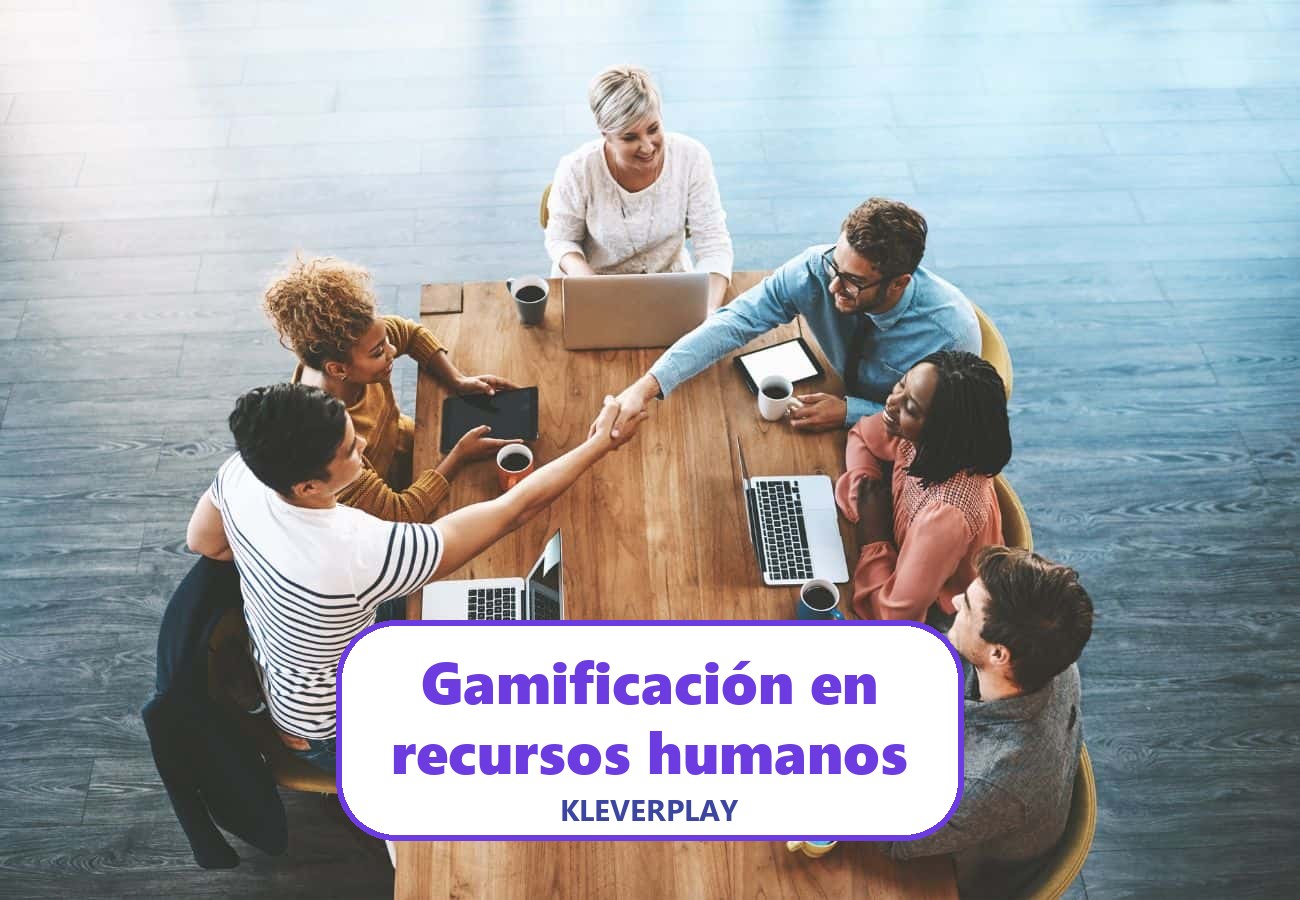 Gamificación en recursos humanos: equipo de trabajo alrededor de una mesa con portátiles, visto desde arriba