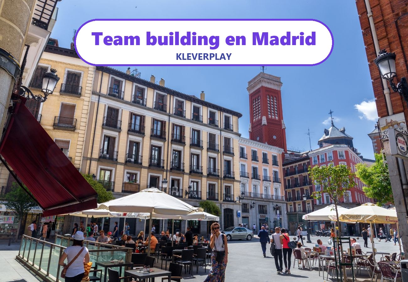 Team building en Madrid: plaza de Madrid con terrazas y edificios históricos bajo un cielo despejado